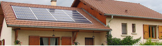 Maison à panneaux solaires